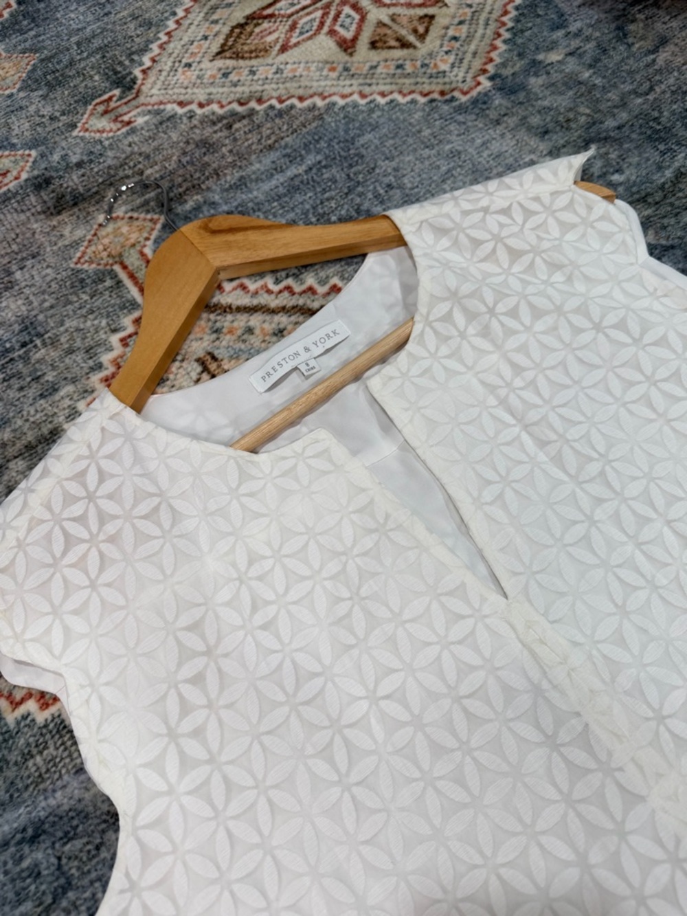 Preston & York White Sleeveless Textured Split-Neck Tunic - Picture 2 of 5